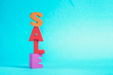 Satış kopya alanı, indirim ve pazarlama kavramı fikir alışveriş ile mavi arka plan üzerinde renkli ahşap metin. Şablon için metin veya fotoğraf ekleme.