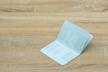 Hesap cüzdanı veya hesap kitap, ahşap çalışma masası, tasarruf ve kavram fikir bankacılık beyanı.