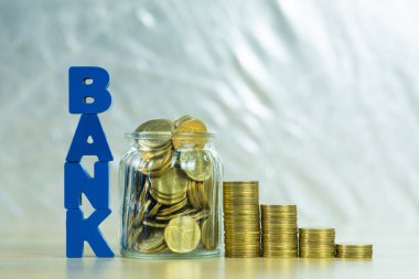 Banka metin tablo kaydetme ve Finans kavram fikir bankacılık, cam kavanoz bozuk para para ile.