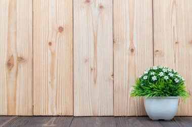 Küçük dekoratif ağaç ve çiçek buketi kopya alanı ile ahşap masa üzerinde beyaz cam aranjman. arka plan.