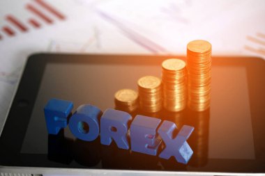 Forex metin ve madeni para tablet bilgisayar ve mali grafik grafik kağıt üzerinde iş görme ve Finans analiz kavramı fikir planlaması ile yığını.