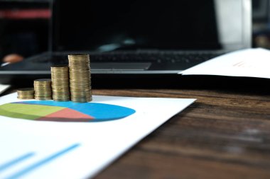 Beyaz kağıt çalışma tablosu, iş planlama vizyonu ve Finans analiz kavramı fikir üzerinde adım para yığınları dizüstü dizüstü bilgisayar ve mali grafik ile /. ve kopya alanı için metin ekleme.