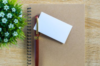 Boş kartvizit veya adı kartıyla metin adı adresi eklemek için alan ve çalışma tablosu, mali şirket kavramı fikir defter Organizatör ile logo. Üstten Görünüm.