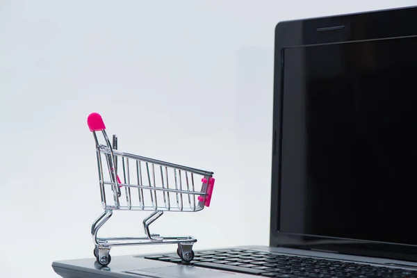 Winkelwagen Supermarkt Trolley Met Laptop Notebook Witte Achtergrond Kopieerruimte Commerce — Stockfoto