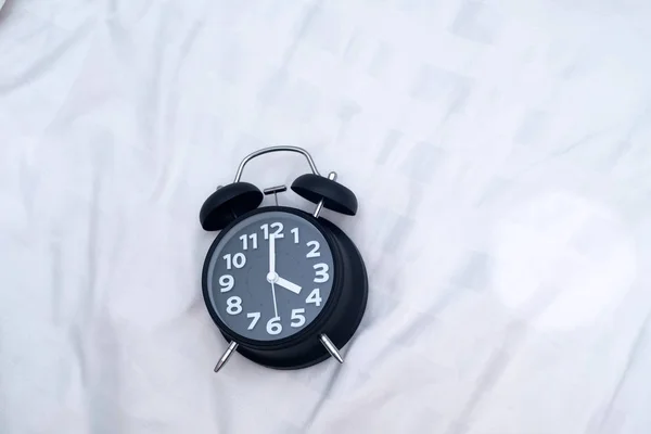 Ágyon Hálószobában Otthon Vintage Ébresztőóra Nyomdokvíz Megjelöl Vagy Ágy Idő — Stock Fotó