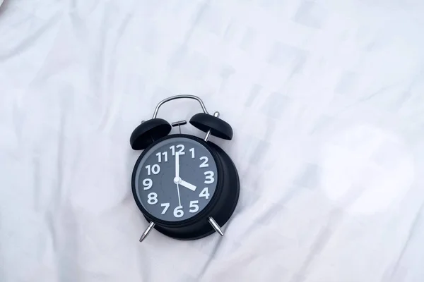 Vintage Wecker Auf Dem Bett Schlafzimmer Hause Aufwachen Oder Bettzeit — Stockfoto