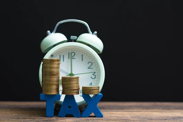 Hora Pagar Concepto Impuestos Alfabeto Tax Con Pila Moneda Reloj — Foto de Stock