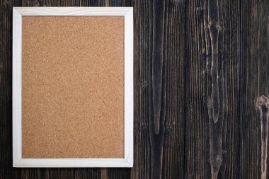 Boş mantar masa ahşap masa ahşap çerçeve ile en iyi görünüm için kopya alanı ile eklemek metin ve mesaj.