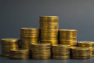 Sikke, sikke karanlık odada, kavram fikir bankacılık iş bir grafik olarak düzenlenmiş yığınları sütunları artan tasarruf,