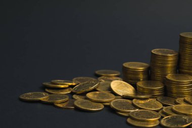Sikke, sikke karanlık odada, kavram fikir bankacılık iş bir grafik olarak düzenlenmiş yığınları sütunları artan tasarruf,