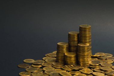 Sikke, sikke karanlık odada, kavram fikir bankacılık iş bir grafik olarak düzenlenmiş yığınları sütunları artan tasarruf,