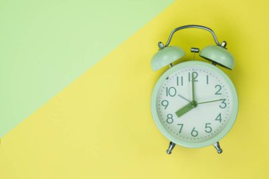 Tatlı pastel renkli kağıda üstten görünüm, arka plan dokusu, pembe, mor, sarı, bej, yeşil ve mavi renkli düz yatıyordu vintage çalar saat.