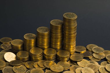 Sikke, sikke karanlık odada, kavram fikir bankacılık iş bir grafik olarak düzenlenmiş yığınları sütunları artan tasarruf,