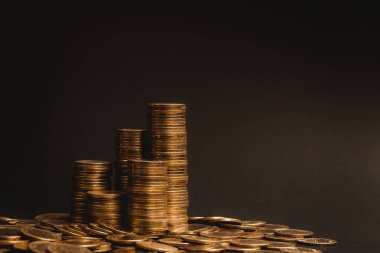 Sikke, sikke karanlık odada, kavram fikir bankacılık iş bir grafik olarak düzenlenmiş yığınları sütunları artan tasarruf,