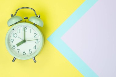 Tatlı pastel renkli kağıda üstten görünüm, arka plan dokusu, pembe, mor, sarı, bej, yeşil ve mavi renkli düz yatıyordu vintage çalar saat.