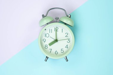 Tatlı pastel renkli kağıda üstten görünüm, arka plan dokusu, pembe, mor, sarı, bej, yeşil ve mavi renkli düz yatıyordu vintage çalar saat.