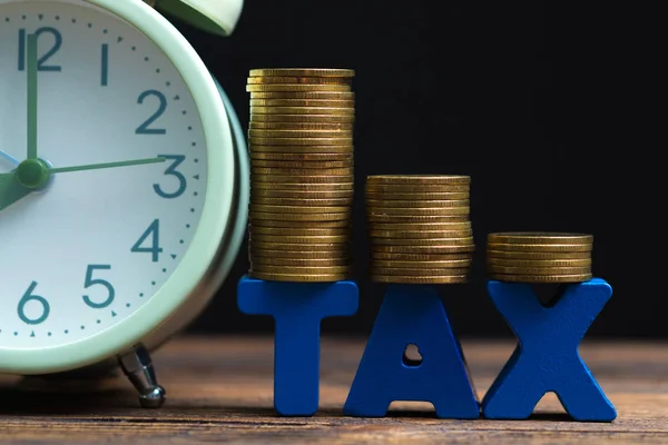 Ora Pagare Concetto Tax Alfabeto Tax Con Pila Monete Sveglia — Foto Stock