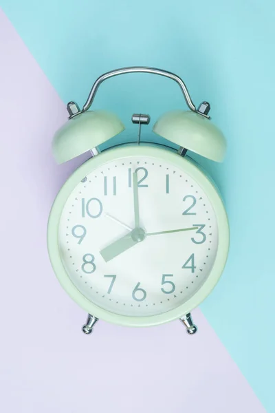 Flat Lay Relógio Alarme Vintage Pastel Doce Colorido Papel Vista — Fotografia de Stock