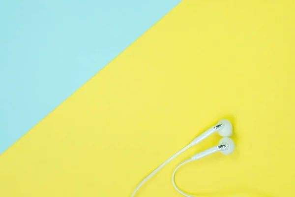 White Earphones Ear Buds Small Talk Sweet Blue Yellow Colour — Stock Photo, Image