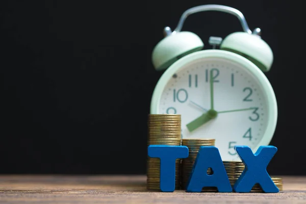 Ora Pagare Concetto Tax Alfabeto Tax Con Pila Monete Sveglia — Foto Stock