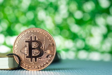 Bitcoin dijital para, bit-sikke yeşil üzerinde bokeh arka plan, Cryptocurrency para kavramı fikir bulanık..