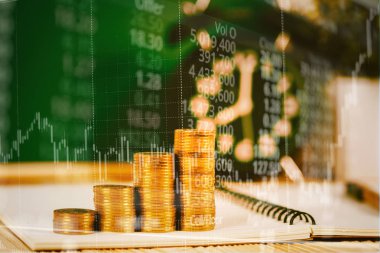 Yığınlar ve çalar saat yeşil kara tahta, defter ve mum sopa ve borsa ekranında, iş planlama vizyonu ve finans analiz kavramı ile mali grafiği çift pozlama sikke.