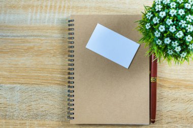 Boş kartvizit veya adı kartıyla metin adı adresi eklemek için alan ve çalışma tablosu, mali şirket kavramı fikir defter Organizatör ile logo. Üstten Görünüm.