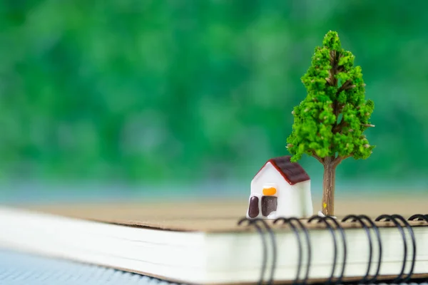 Pequena Casa Modelo Pequena Árvore Com Notebook Poupança Bancária Empréstimo — Fotografia de Stock