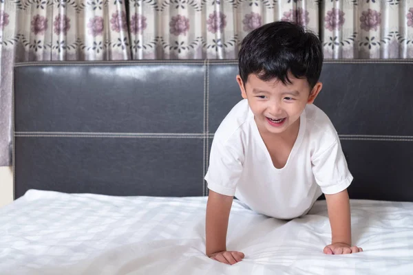 Jaar Oude Kleine Schattige Aziatische Jongen Thuis Het Bed Kind — Stockfoto