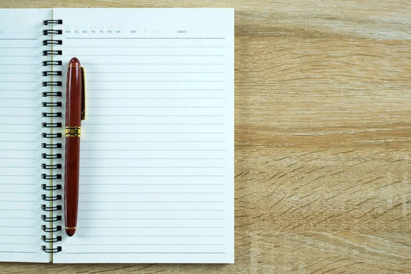 Pluma Estilográfica Pluma Tinta Con Papel Cuaderno Mesa Trabajo Madera — Foto de Stock