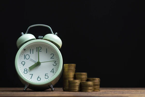 Wekker Munten Stacks Werktafel Donkere Kamer Tijd Voor Besparingen Geld — Stockfoto