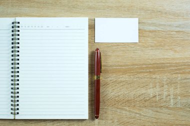 Boş kartvizit veya adı kartıyla metin adı adresi eklemek için alan ve çalışma tablosu, mali şirket kavramı fikir defter Organizatör ile logo. Üstten Görünüm.