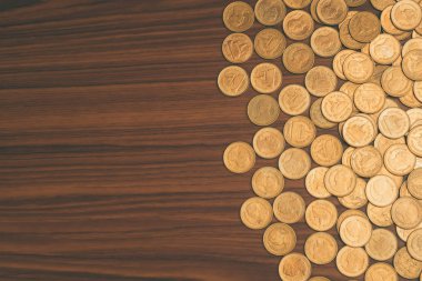 Ahşap çalışma masa, iş ve finans kavramı fikri üzerine sikke yığını.