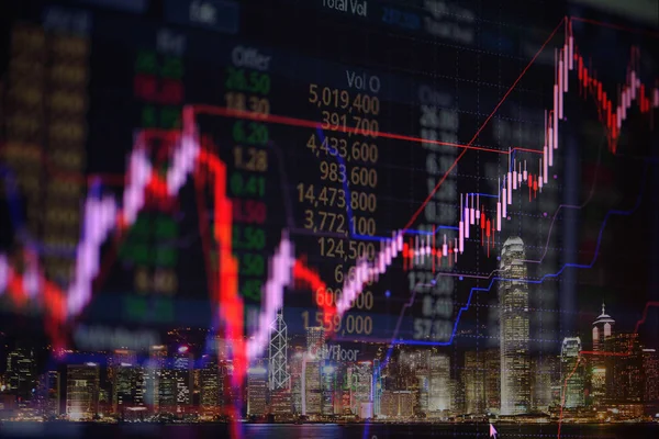 株式市場価格の画面と都市の背景 証券取引所の取引 金融の概念のアイデアとインジケーター付きキャンドル スティック グラフの二重露光 — ストック写真
