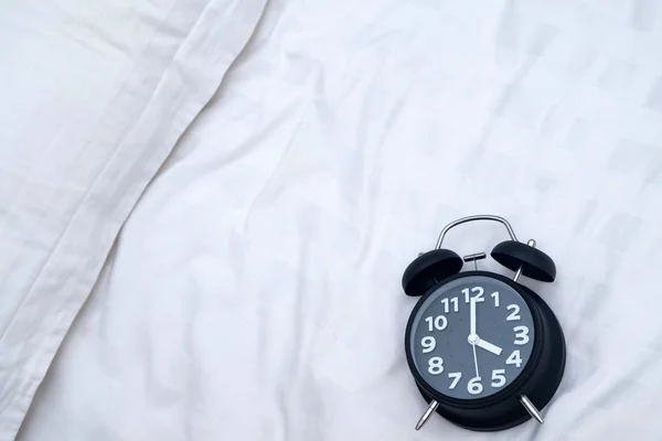 Relógio Despertador Vintage Cama Quarto Casa Acordar Ideia Conceito Tempo — Fotografia de Stock