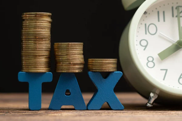 Hora Pagar Conceito Tax Alfabeto Tax Com Pilha Moeda Despertador — Fotografia de Stock