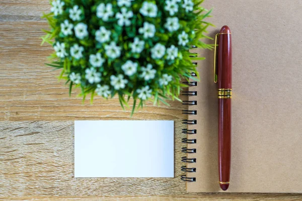 Boş kartvizit veya adı kartıyla metin adı adresi eklemek için alan ve çalışma tablosu, mali şirket kavramı fikir defter Organizatör ile logo. Üstten Görünüm.