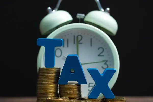 Hora Pagar Conceito Tax Alfabeto Tax Com Pilha Moeda Despertador — Fotografia de Stock