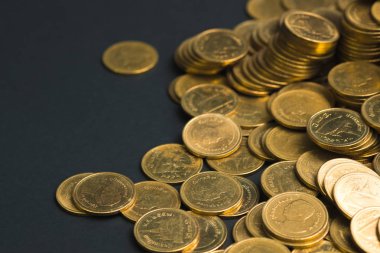 Sikke, sikke karanlık odada, kavram fikir bankacılık iş bir grafik olarak düzenlenmiş yığınları sütunları artan tasarruf,