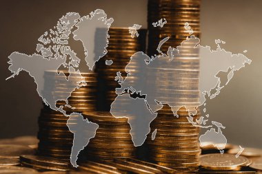 Madeni para yığını ile Dünya Haritası, karanlık odada çift kişilik yakınlarında adımında iş kavramı fikir, öğe Nasa tarafından bankacılık.