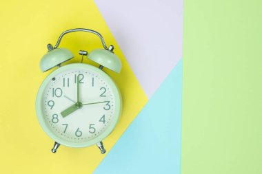 Tatlı pastel renkli kağıda üstten görünüm, arka plan dokusu, pembe, mor, sarı, bej, yeşil ve mavi renkli düz yatıyordu vintage çalar saat.