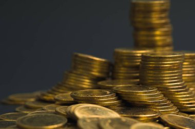 Sikke, sikke karanlık odada, kavram fikir bankacılık iş bir grafik olarak düzenlenmiş yığınları sütunları artan tasarruf,