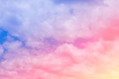 Tatlı pastel renkli bulut ve gökyüzü güneş ışığı, ile yumuşak bulutlu degrade pastel renk arka plan ile. Yaz konsepti.