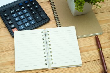 Ofis, banka donatımı veya office temel araçları öğelerini çalışma alanı, kalem defter ile ve hesap makinesi kopya alanı ile ahşap masa