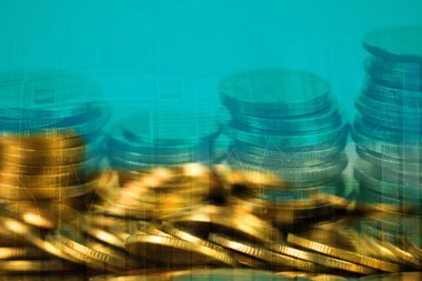 Çift pozlama ile şehir ve arka plan, iş ve finansal kavram fikir ofis binası üzerinde mali çizge madeni para yığını.