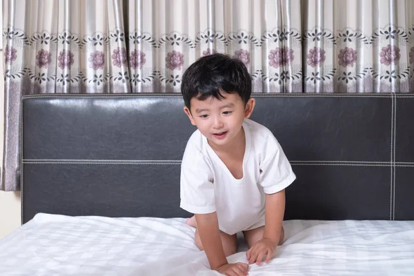 年間の古い小さなかわいいアジアの少年自宅演奏と笑顔と枕と毛布 白いベッドの横になっている子供のベッドの上のスペースをコピー テキストを追加 — ストック写真