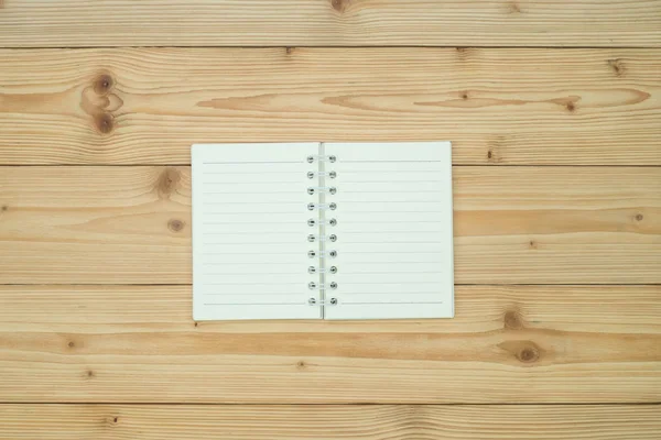 笔记本或空白白皮书在木桌顶面视图与拷贝空间 菜单样机 — 图库照片