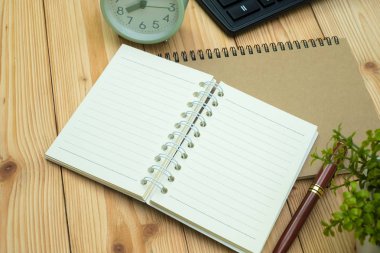 Ofis, banka donatımı veya office temel araçları öğelerini çalışma alanı, kalem defter ile ve çalar saat kopya alanı ile ahşap masa.