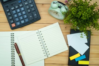 Ofis, banka donatımı veya office temel araçları öğelerini işyerinde, kalem defter ve hesap makinesi ile ve çalar saat ile kopya alanı, ahşap masa görünümü top