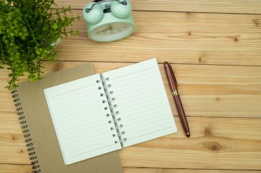 Ofis, banka donatımı veya office iş gerekli araçları öğeleri ahşap masa işyeri, kalem defter ile ve çalar saat ile kopya alanı, üstten görünüm